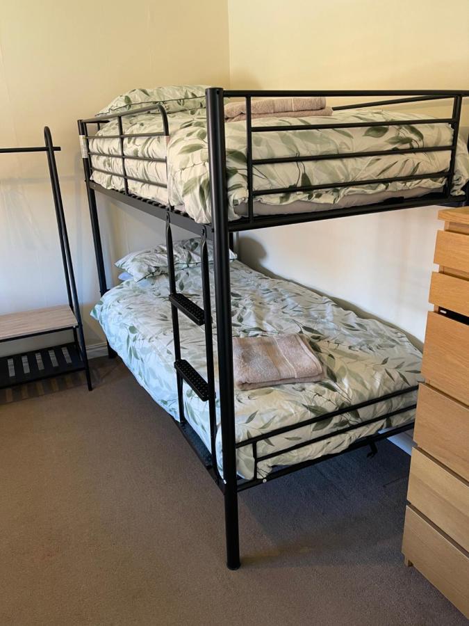Large, Quiet, Sleeps 16, 4 Bathrooms, Parking, Leicester Extérieur photo